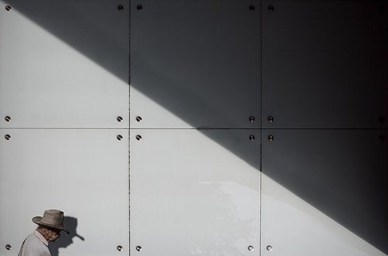 улицы, тень, люди, старик, окна, архитектура, здания, метро  фото превью