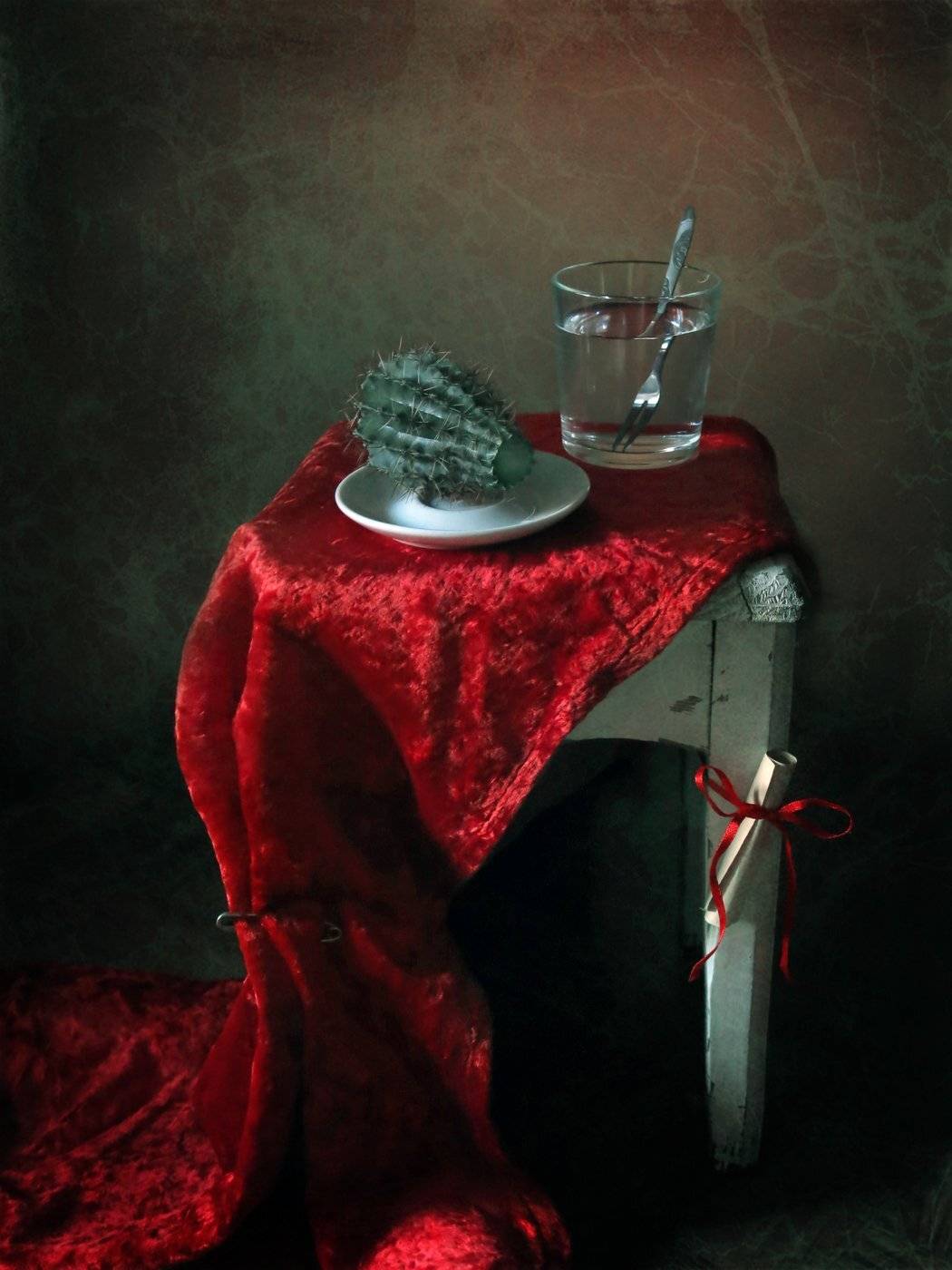кактус, вода, вилка, стакан, посуда, ужин, табурет, записка, лента, скатерть, натюрморт, Елена Лысенко