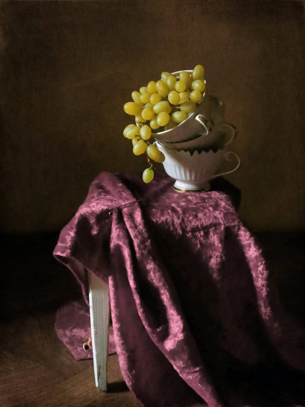 виноград, лето, улитка, чашка, посуда, табурет, скатерть, натюрморт, Елена Лысенко