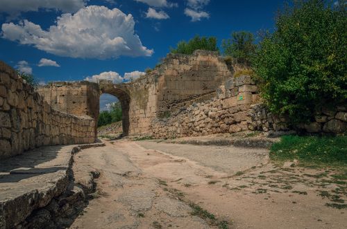 ПРОГУЛКА ПО ДРЕВНЕМУ ПЕЩЕРНОМУ ГОРОДУ ЧУФУТ-КАЛЕ.