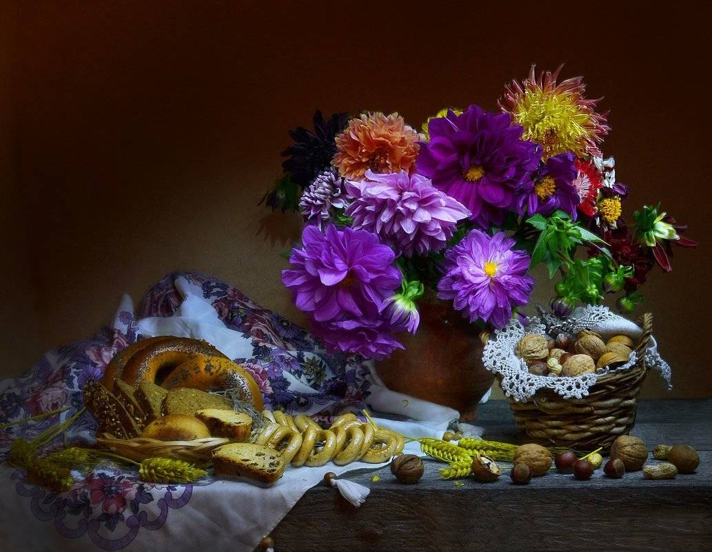 still life,натюрморт, шаль, цветы, хлебный спас, хлеб, фото натюрморт, сушки, праздник, платок, орехи, лето,, Колова Валентина