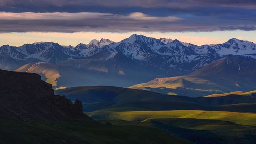 поднималось солнце,опускались тени...