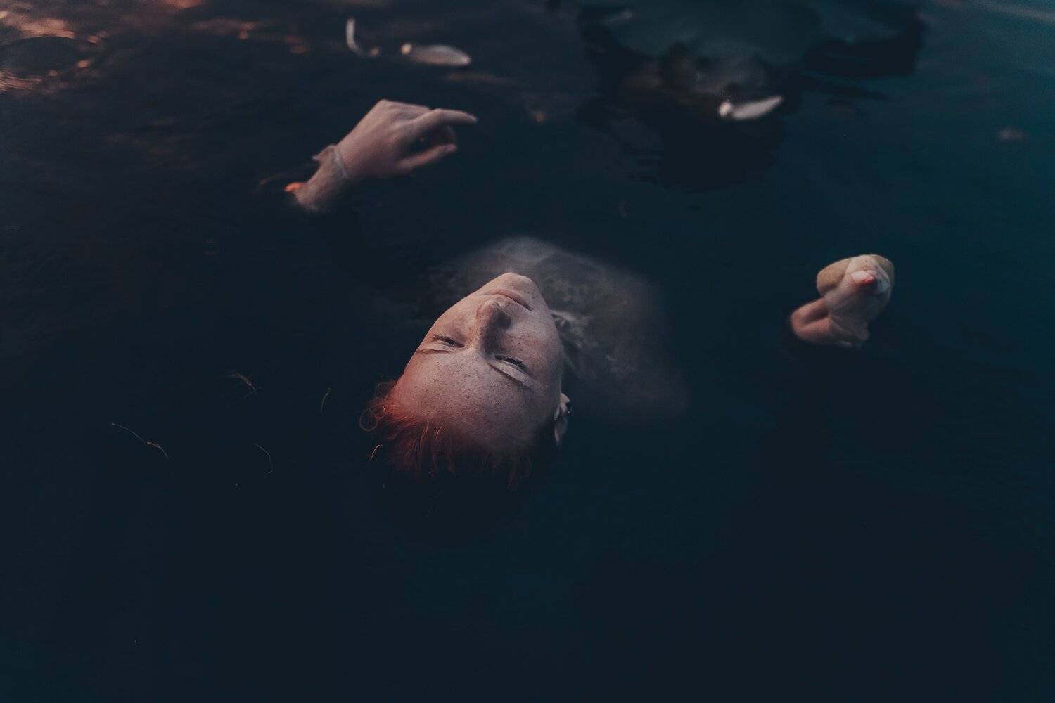 рыжая девочка лотосы рыжая девочка лотосы вода зеркальный фотоаппарат canon markiii прогулка фотосессия детский и семейный фотограф лето вечер закат закатное солнышко дети детки красота рыжики девочка рыжая девочка любовь счастье закат дерево радость вост, Вероника Гергерт