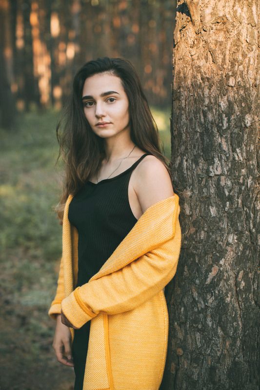 девушка, лес, желтый Цвет настроения - желтый фото превью