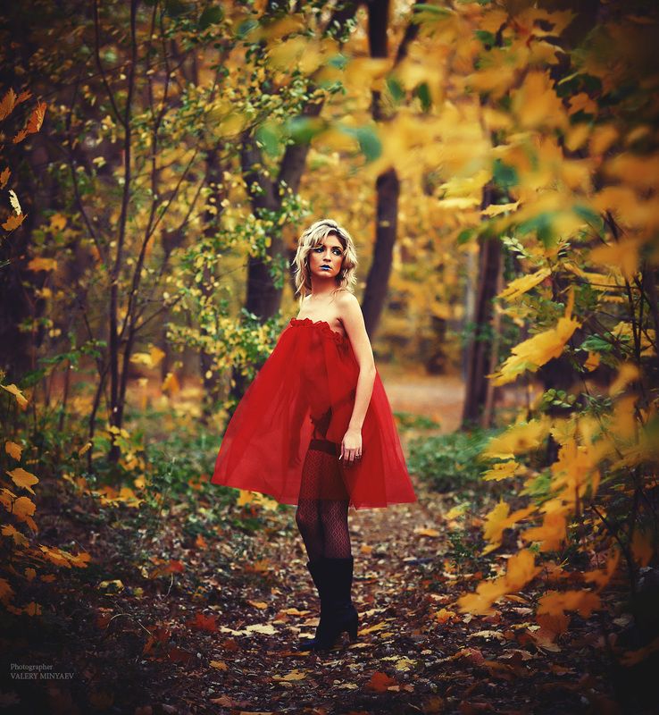 Наташа в осеннем парке фото превью
