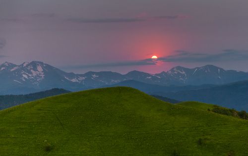 Закат луны на рассвете