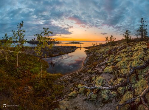 Пруд на берегу острова