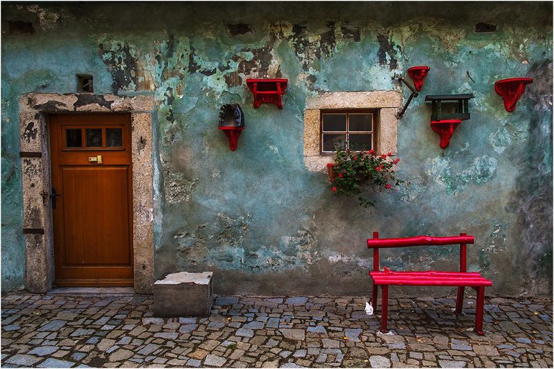 Красная скамейка фото превью