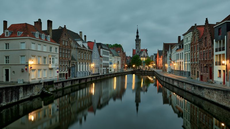 Jan Van Eyck Square фото превью