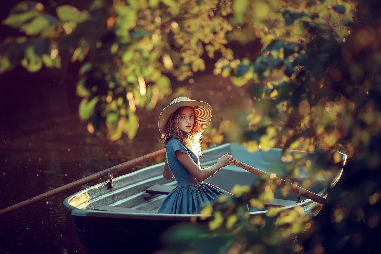 девушка, лодка, вечер, закат, пруд, контровой, шляпа, голубой, синий, портрет, портретная фотосессия, Катрин Белоцерковская