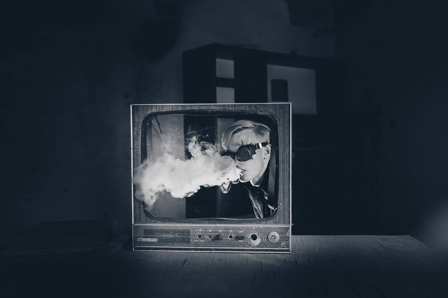 телевизор  черно белое парень дым рыжая девочка лотосы вода зеркальный фотоаппарат canon markiii прогулка фотосессия детский и семейный фотограф лето вечер закат закатное солнышко дети детки красота рыжики девочка рыжая девочка любовь счастье закат дерево, Вероника Гергерт