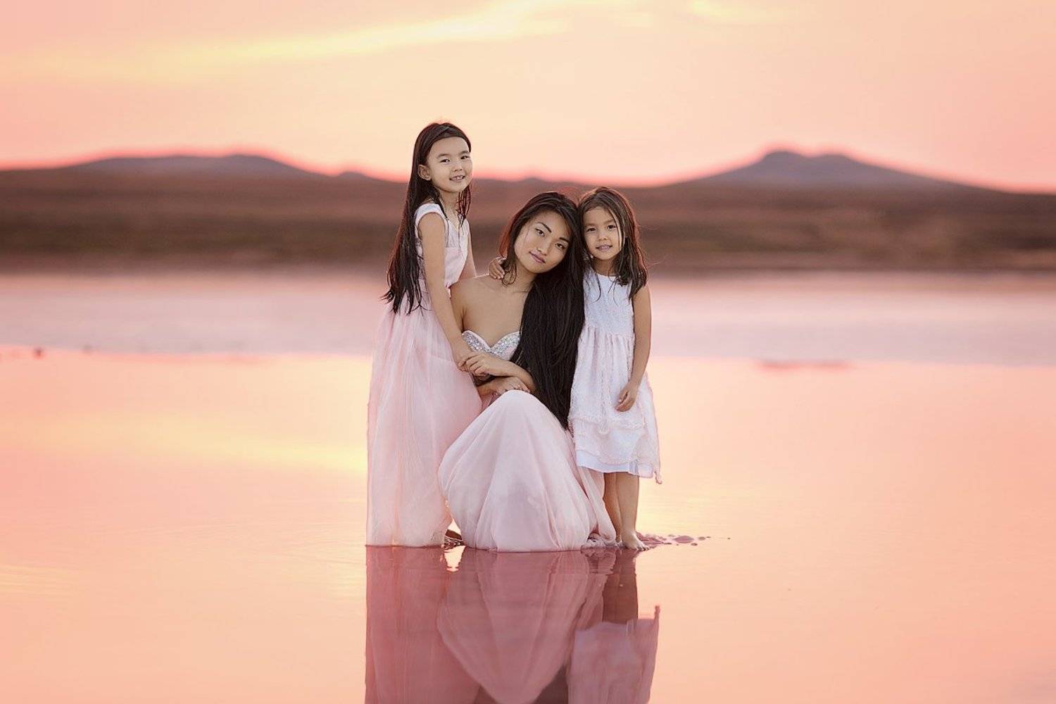 семейное фото, фотопрогулка, лето, дети на фото, детский фотограф, фотосессия, детский и семейный фотограф ольга францева, радость счастье, маленькие дети, семейная фотосессия, портрет, девочки, закатное солнышко, мама и дочки, Францева Ольга