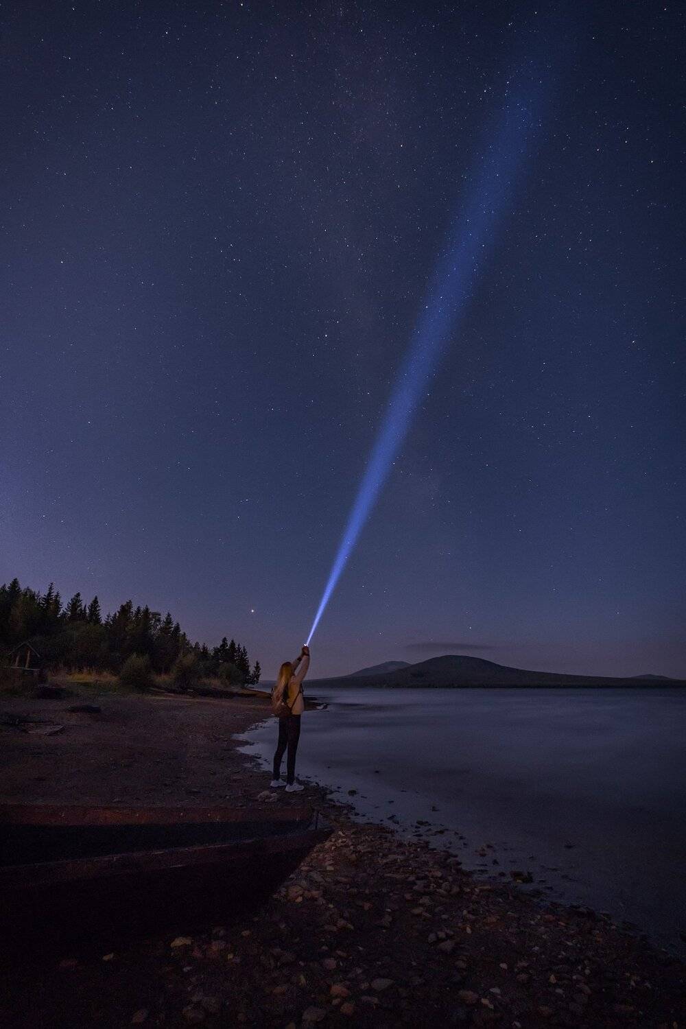 пейзаж, ночь, зюраткуль, озеро, берег, звезды, фонарик, девушка, млечный путь, Андрей Чиж