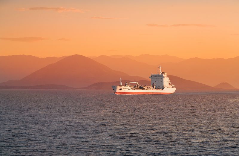 Паром на материк фото превью