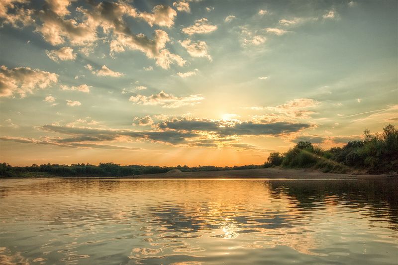 закат, лето, река, небо, облака, отражение, солнце Солнце угодило в сети... фото превью