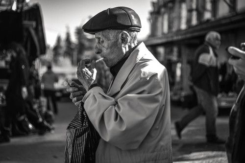 Smocking oldman.