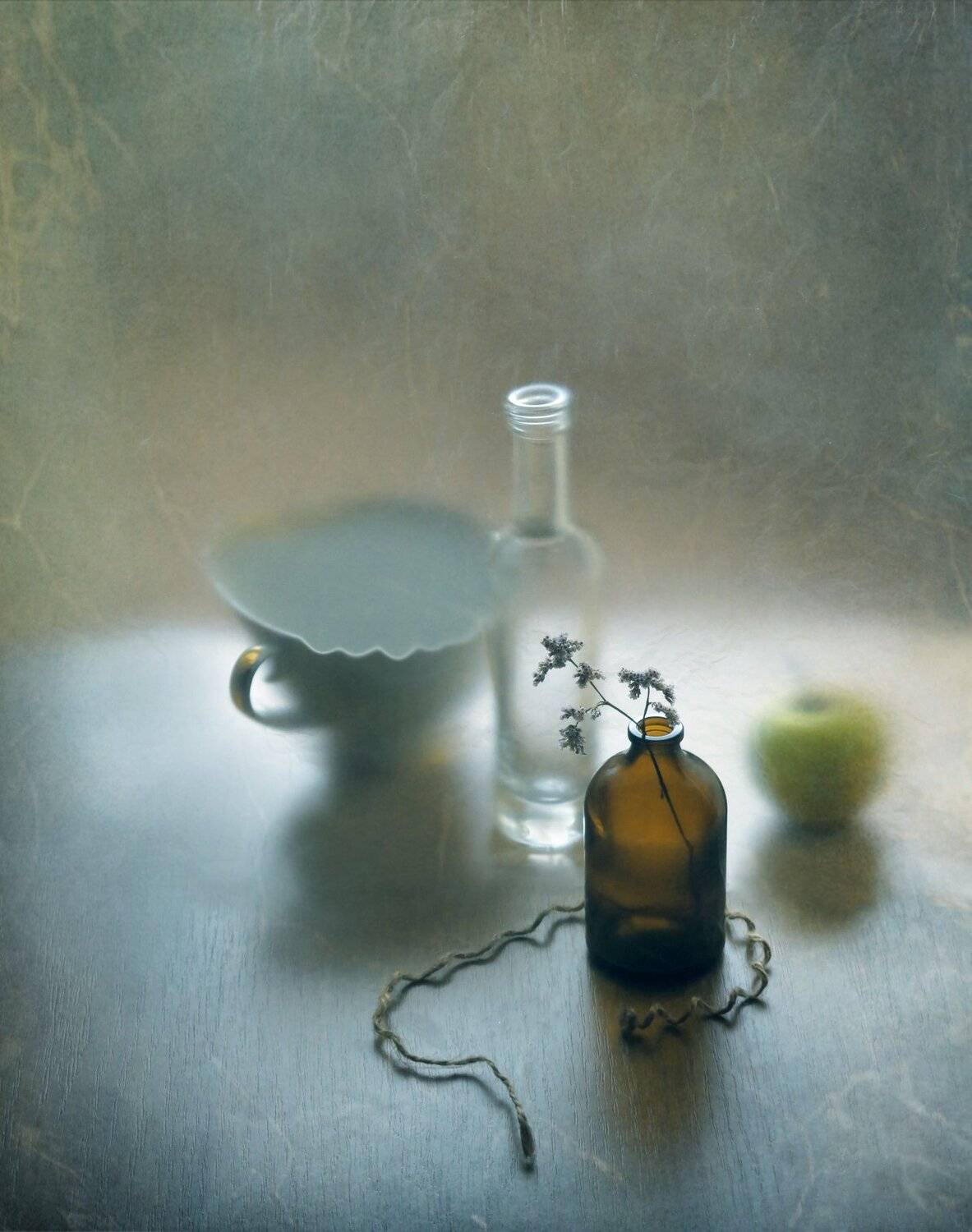 бутылочка, яблоко, травинка, Елена Лысенко