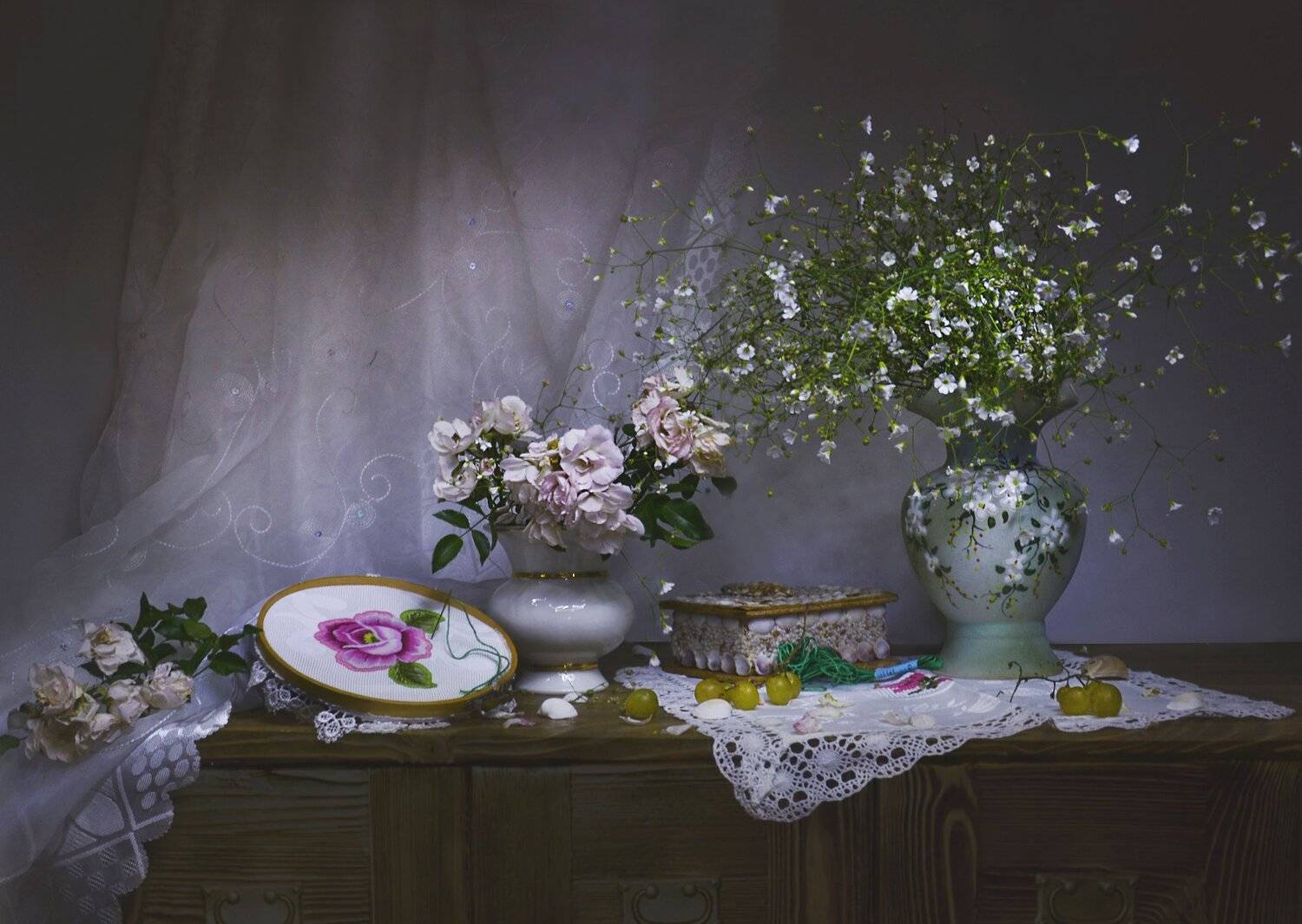 still life,натюрморт, шкатулка, цветы, фото натюрморт, фарфор, сентябрь, розы, пяльцы, осень,  мулине, вышивка, виноград,, Колова Валентина