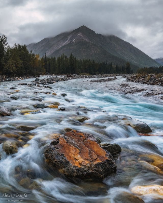 горы, пейзаж, природа, река, течение, камень Пасмурный день фото превью