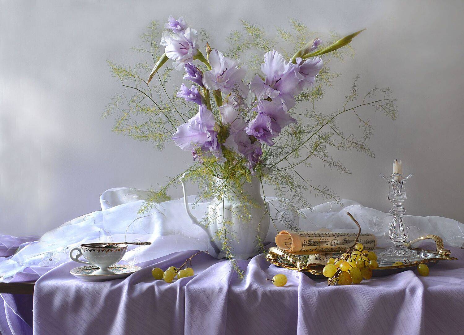 still life,натюрморт,  цветы, гладиолусы, ноты, фото натюрморт, фарфор, подсвечник, свеча, осень, сентябрь, Колова Валентина