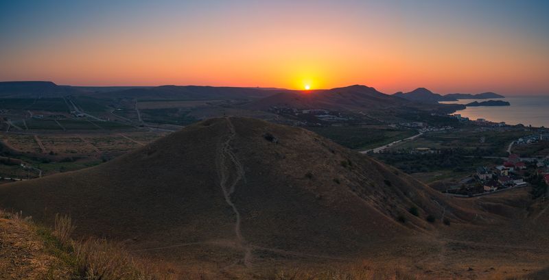 крым, море, коктебель, рассвет, горы Солнце льётся, сгоняя продрогшую тень под горами фото превью