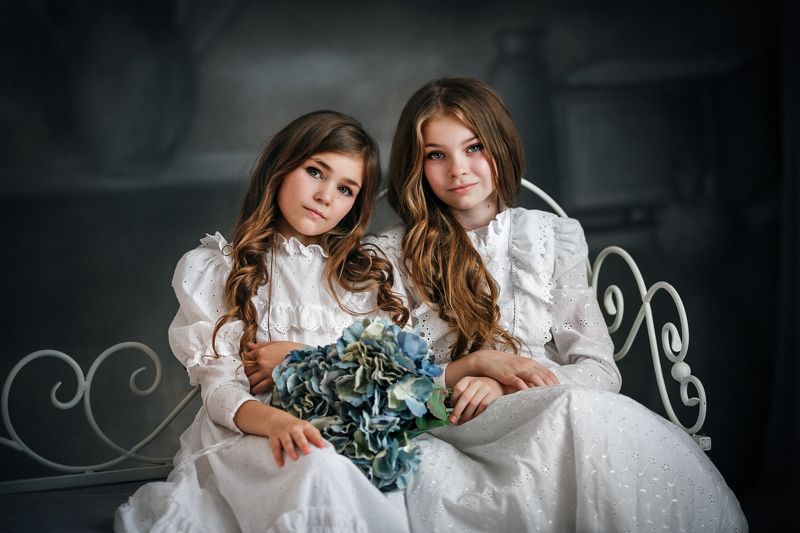 портрет, девочки, модели, студия, фотосессия, красивые, цветы,фон, сестры Сестры фото превью