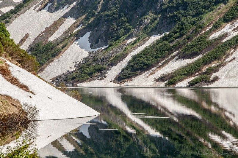 россия,вулкан,камчатка,кольдера,фототур,отражения,кратер,путешествие,экспедиция,треккинг,пейзаж,озеро,горы,снег,день,россия Отражения фото превью