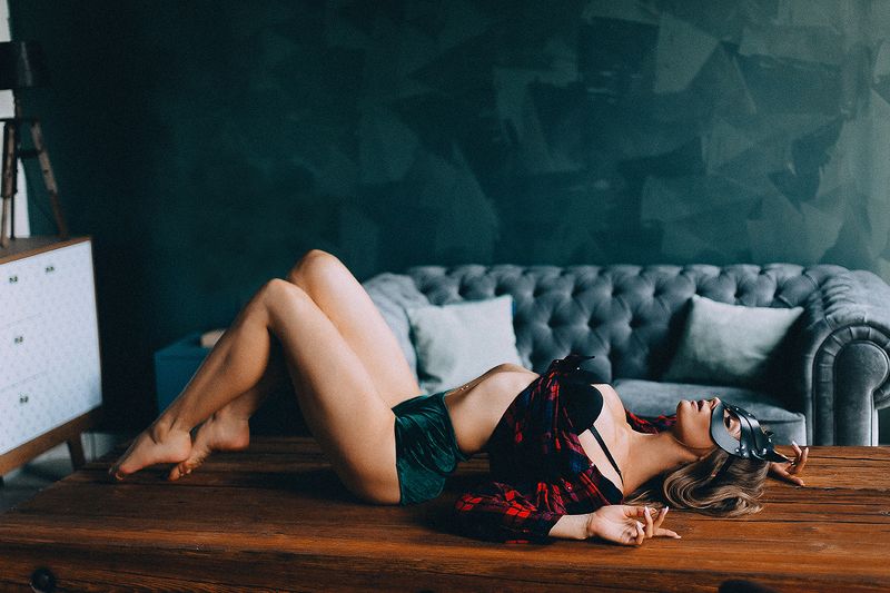 девушка, стол, кролик На столе фото превью