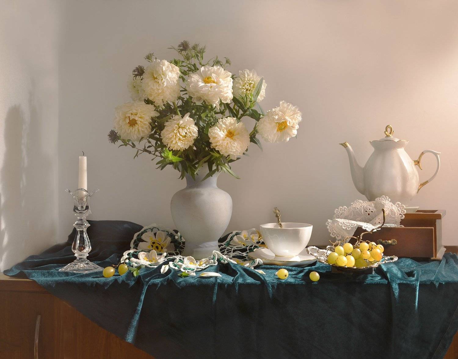 still life,натюрморт,  цветы, фото натюрморт, фарфор, сентябрь, осень, настроение, виноград, белые георгины,, Колова Валентина