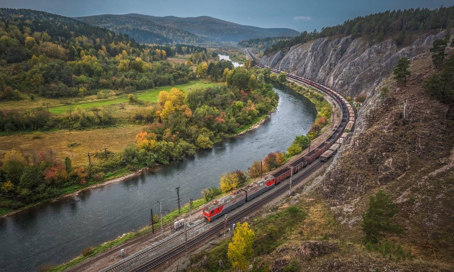 жд, железная дорога, поезд, россия,  пейзаж, skrylov, skrylov_official, осень, челябинская область, электровоз, вязовая, грузовой, поезд, горы, юрюзань, река, Сергей Крылов