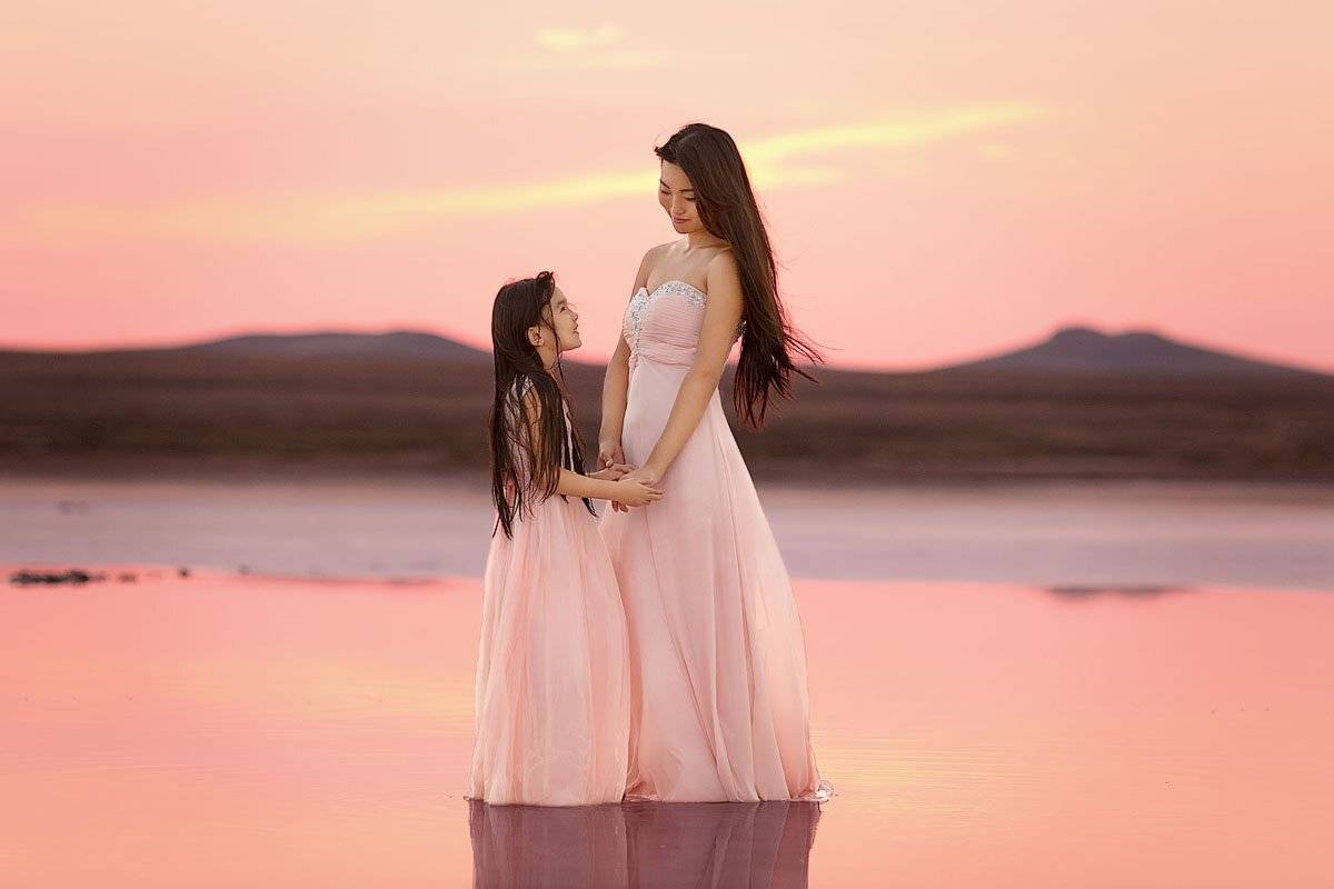 девочка,  детская и семейная фотосессия, детский и семейный фотограф, радость, восторг, счастье, фотосессия, семейное фото, мама и дочка, вечер, закат, красота, озеро, восторг, Францева Ольга