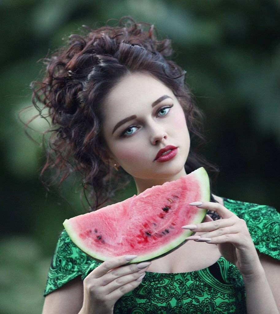 девушка, портрет девушки, портрет девушки с арбузом, Ирина Голубятникова