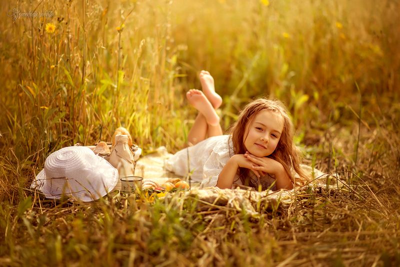 девочка, ребенок, поле, лето, жара, закат, girl, child, field, summer, hot, sunset  фото превью