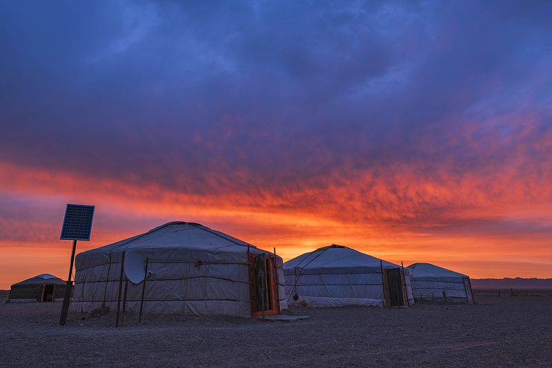 монголия, гоби, рассвет, юрта, пустыня Утро в Гоби фото превью