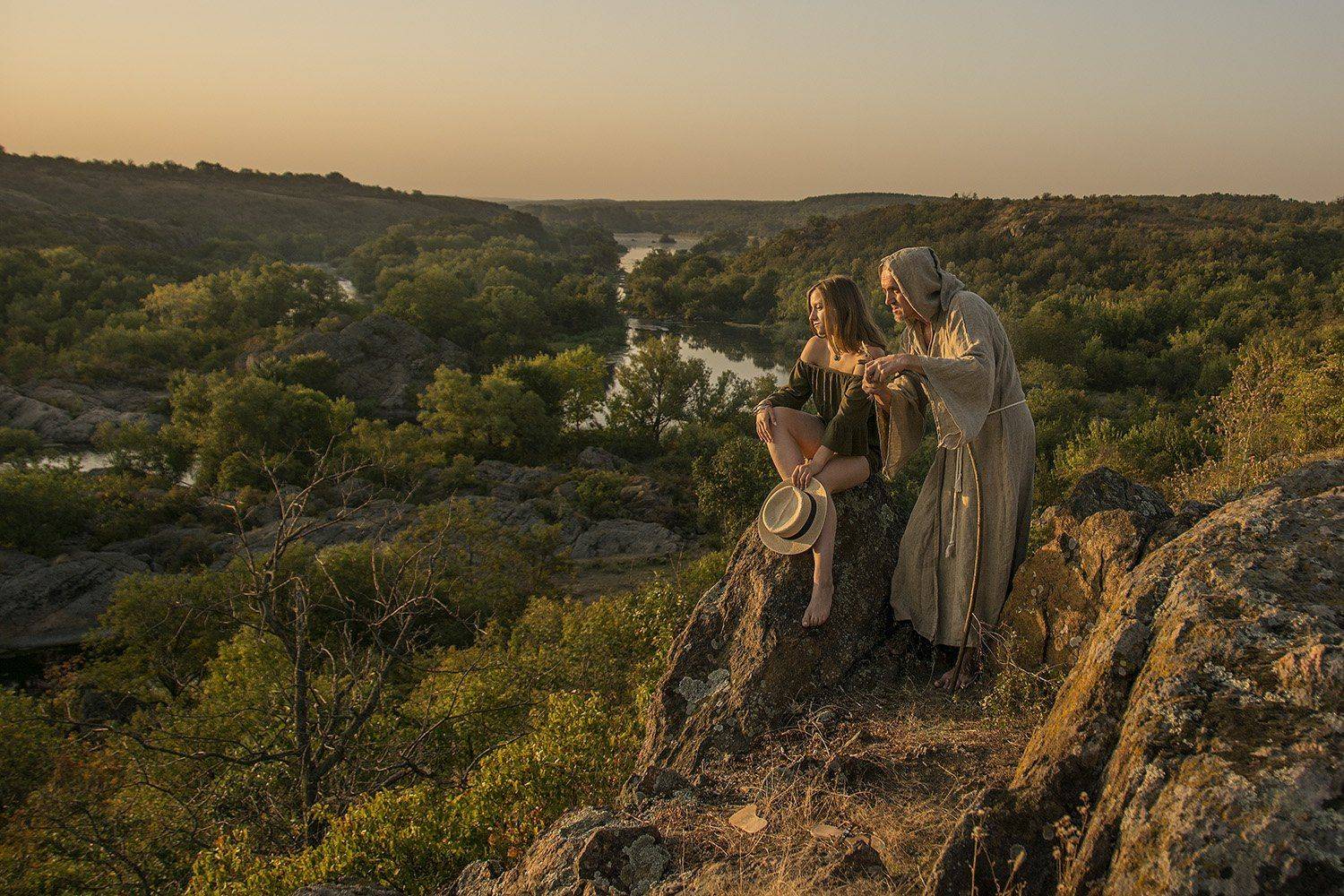 девушка монах скалы, утро восход, Дмитрий Колисниченко