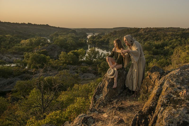 девушка монах скалы, утро восход Встреча солнца фото превью