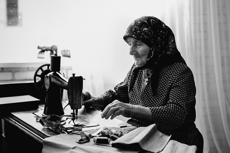 фотосессия, бабушка, девочка, швея, швейная машинка, платье, история, модели, чернобелое фото,  Терпеливые руки фото превью