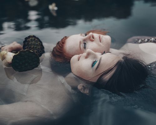 В воде