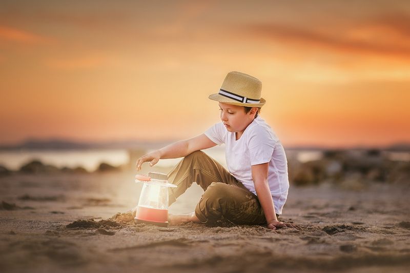 берег,лето,мальчик,фонарь  фото превью