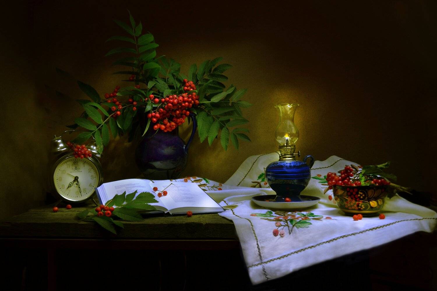 still life, натюрморт, часы ,фото натюрморт, сентябрь, рябина,осень, книга,  стихи, керасиновая лампа, Колова Валентина