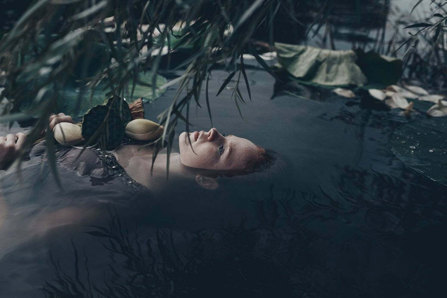 рыжий девочка цвет вода  лотосы рыжая девочка лотосы вода зеркальный фотоаппарат canon markiii прогулка фотосессия детский и семейный фотограф лето вечер закат закатное солнышко дети детки красота рыжики девочка рыжая девочка любовь счастье закат дерево р, Вероника Гергерт