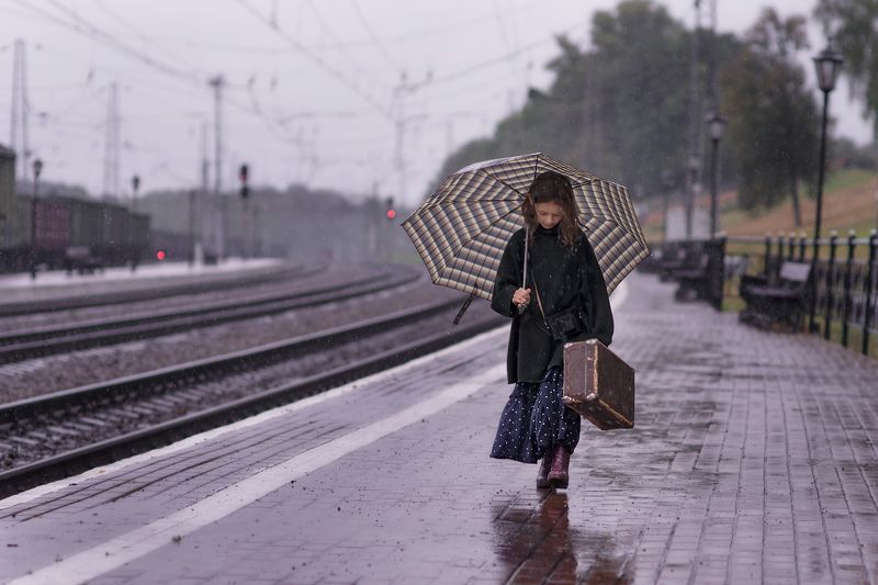 детская фотография,дождь,железная дорога, waiting for train фото превью