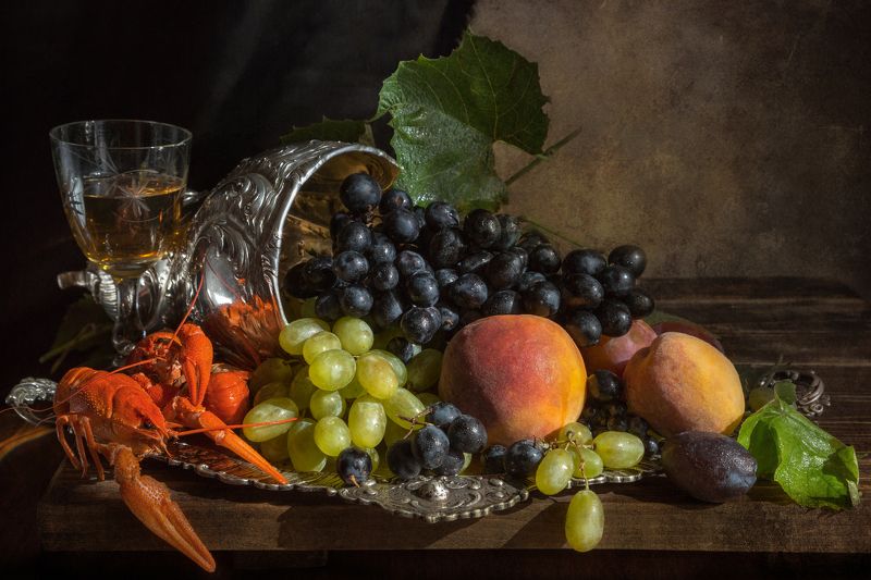 фото , цвет , натюрморт ,  фрукты , персик , виноград  , поднос , раки , ваза , серебро Натюрморт с фруктами и серебром ... фото превью