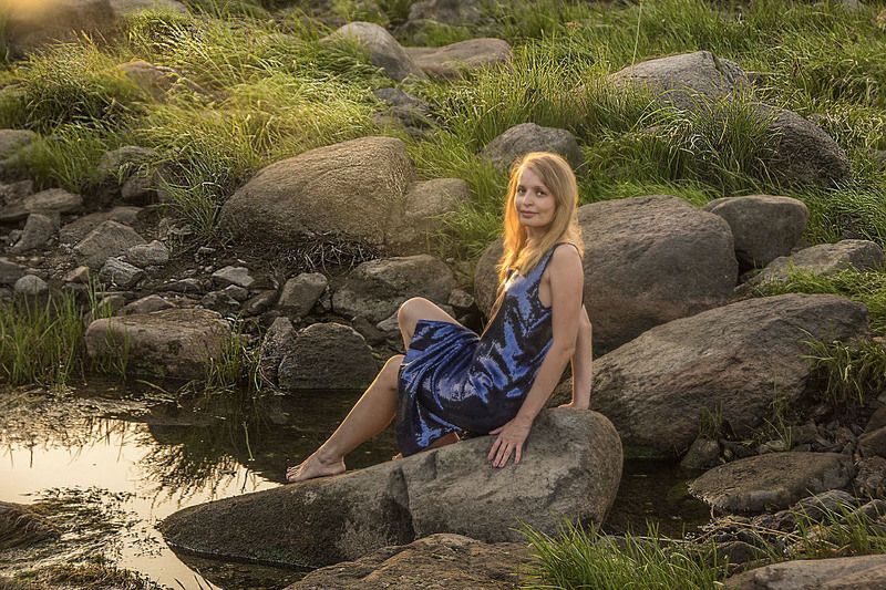 скалы камни вечер девушка река лето Девушка из воды2 фото превью