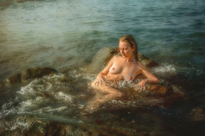 девушка море волны пена вода ню грудь красиво В пене морской фото превью