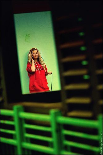 Девушка музыку слушает