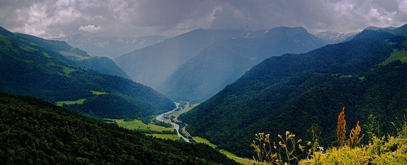 Долина реки Большой Зеленчук перед дождем фото превью