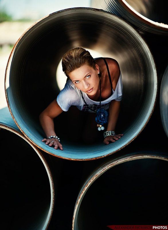 девушка, труба вперед фото превью