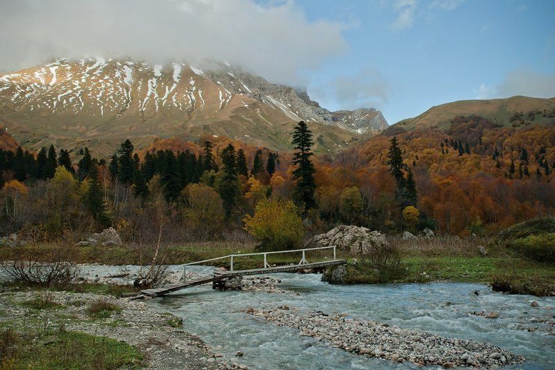 деревянный мост, лагонаки, река белая, осенние горы Мостик на горной реке фото превью