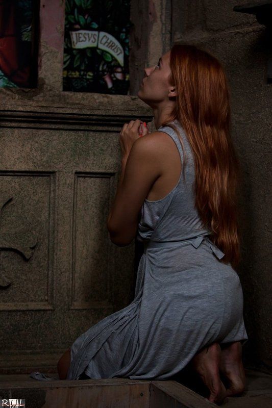 молитва, часовня, модель, девушка, рыжая, даша, витраж Молитва фото превью